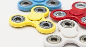 Dva komada fidget spinnera u random bojama uz mogućnost preuzimanja u Zagrebu ili dostave za cijelu Hrvatsku (uz nadoplatu poštarine) za samo 55 kuna!