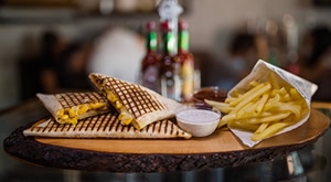 [OSIJEK] Hokus Okus i čarolijom Okusa dolazi savršenstvo za sve “gladuše” velike i male! Blaine Cheese Pocket menu – 2 pocketa punjena mozzarellom i cheddar sirom, pommess i 2 umaka za SAMO 24kn!!!