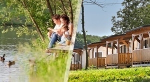Obiteljski odmor u mobilnim kućicama u Kampu Slapić! Provedite 3 noćenja tik do prekrasne Mrežnice i bazena za 2 odraslih i do 3 djece + cjelodnevni najam kanua + plata za večeru za 2 osobe!