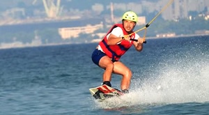Uvijek ste gledali surfere kako lete i rade trikove na moru, a nikad niste imali priliku za to? Pridruži se ekipi Cable Park Split i uz instruktora uživaj u skijanju na vodi za samo 99 kn/h!
