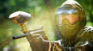 Zaigrajte paintball uz Paintball klub 300! Adrenalinska zabava za djecu na više od 2.500 m2 sa šumskim terenom sa zaprekama, kompletnom opremom i 100 kuglica za 3h igre, za samo 49 kn/osobi!