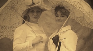 VINTAGE je IN! Odaberite autentičnu haljinu ili odijelo i pretvorite se u damu ili gospodina iz davne prošlosti, a Vintage Photo Souvenir “kliknut” će taj vaš poseban trenutak…99 kn!