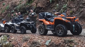 BRZI I ŽESTOKI Vam donosi adrenalinsku vožnju! Doživite nezaboravnu avanturu vožnjom quadova po prigorskim bregima uz vodiča, gorivo, potkapu, kacigu i 3h vožnje u CF Moto 4×4 vozilu za 529kn!