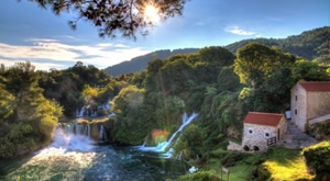 Istražite prirodne ljepote, zavučene kutke i povijesni Šibenik uz Smart Travel! 1-dnevni izlet autobusom na relaciji  Skradin – NP Krka – Šibenik..za samo  254 kn/osobi!