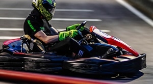 Osjeti nalet adrenalina i provjeri tko je najbrži u KARTING ARENI na Zagrebačkom Velesajmu! Izaberite 1, 2 ili 4 vožnje uz popust do čak 45% i već od 59 kn! Više vožnji = veći popusti!