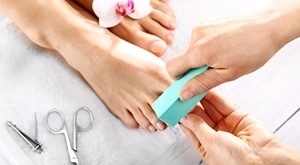 Njegovana od glave do pete! Obnovite kožu stopala i pripremite se za sve prilike u Beauty Centru Salus u Zagrebu uz medicinsku pedikiru, uz 45% popusta – samo 99 kn!
