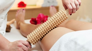 Preoblikujte tijelo i razbijte masne naslage! Paket mršavljenja od 10 udarnih tretmana: 5x maderoterapija + 5x vakuum u Glitter Glam salonu na Jarunu uz 63% popusta – samo 399 kn!
