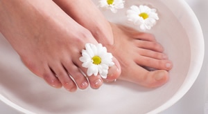 Kraljevska pedikura za divna stopala! Studio ljepote by Goga u Zagrebu preporodit će Vaša stopala tretmanom u 6 wellness KORAKA top kozmetikom + TRAJNI LAK za kraj, samo 99 kn!