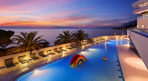 BLACK FRIDAY NA CRNOM JAJU samo uz Mastercard Maestro kartice! 2 noćenja s Polupansionom za do 4 osobe u Medora Auri Family Beach Resortu i wellness spa užitke, sve uz 30% POPUSTA!