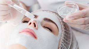 Full paket za oporavak Vašeg lica! Tretman protiv začepljenih pora i blistavo lice uz piling, frekvenciju, serum, masažu…u Glitter Glam salonima u ZG na 2 lokacije, samo 129 kn!