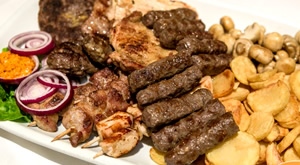 Iz udobnosti svoga doma naručite i počastite se velikom platom Maredo Grill za do 5 osoba iz zagrebačkog Maredo Grill i uživajte u sočnoj kombinaciji mesa s prilozima za samo 239 kn!