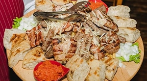 [GURMANSKA PLATA] Restoran Makedonska Baraca u ZG priprema Vam bogatu i specijalnu platu makedonskih delicija za 4 osobe – OSOBNO PREUZIMANJE, za samo 369 kn!