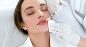 Pružite Vašim USNICAMA puniji i zavodljiviji izgled ili popunite NAZOLABIJALNE BORE uz 1 ml vrhunskih hyluronskih filera u Ageless Medical Aesthetic poliklinici u Zagrebu, od samo 1399 kn!