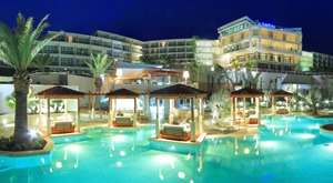 [SVIBANJ] Užitak odmora na prekrasnom otoku Hvaru uz 3 dana i 2 noćenja na bazi polupansiona za 2 osobe u Amfora Hvar Grand Beach Resortu, korištenje bazena, fitnessa, kinodvorane…