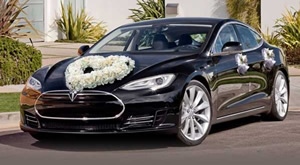 WEDDING RENT-A-TESLA! Izaberite opciju najma vozila s osobnim vozačem u trajanju 4 h za savršeno i bezbrižno vjenčanje – 1 Tesla za mladence ili 3 Tesle za mladence, roditelje i kumove!