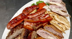 Iskusite gastro fantaziju u čarobnom okruženju Marije Bistrice! Ugodna atmosfera i bogata ROŠTILJ PLATA Prijatel za 2 osobe s prilozima i rakijom u Dobro nam došel prijatel restoranu – samo 119 kn!
