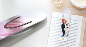 Uz TvojPoklon napravite idealan poklon za sve ljubitelje knjige i one koji će tek postati – metalni bookmark s natpisom ili slikom po vašem izboru za samo 29 kn!