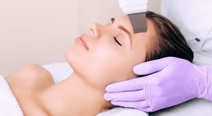 NOVO! Blistava koža lica, podarite joj elastičnost… Laser   Beauty centar Hera u Rijeci donosi tretman lica 3u1 – ultrazvučno čišćenje + serum hyalurona + hyaluronska maska za samo 99 kn!