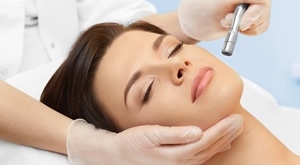 Počastite lice s dubinskim čišćenje i hidratacijom u Beauty Studiu Amelie Split! Dijamanta mikrodermoabrazija + mehaničko čišćenje + RF + LED maska + ampula hijalurona, masaža… uz 57% POPUSTA!