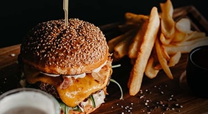 NOVA ponuda i slasna ideja za gastro užitak – Pappar bistro   bar na zagrebačkom Bundeku poziva Vas na Pappar bacon burger s prženim krumpirićima za 2 osobe i samo 119 kn!