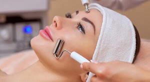 Čišćenje i regeneracija kože lica nekirurškim face liftom galvanskim strujama u AOra Beauty Lounge u centru Zagreba uz 40% popusta!