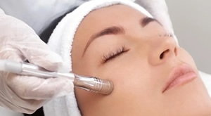 Čisto, njegovano i osvježeno lice – Beauty Studio Malèna u Rijeci donosi Vam klasično čišćenje lica uz depilaciju obrva i nadusnice te dijamantnu mikrodermoabraziju!