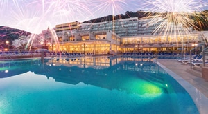 DOČEK NOVE GODINE u Rapcu – 3 noćenja s polupansionom u Hotelu Mimosa – Lido Palace 4* u Maslinica Resortu i Wellness   SPA te doček uz novogodišnju večeru i živu glazbu, a sve za 2 osobe!