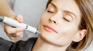 Velikih 60% popusta za ANTI AGE paket 3 u 1 – microneedling lica, kolagen niti i hifu cijelog lica u novom beauty salonu Pink Beauty u centru Zagreba! Piling i hijaluronska maska GRATIS!