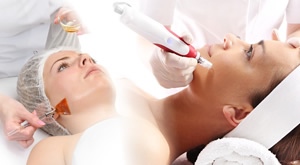 Kompletan tretman za vraćanje mladosti i sjaja kože vašeg lica – DERMAPEN, kemijski piling i antiaging fusion ampula te maska za regeneraciju kože u Studio T D u Osijeku!