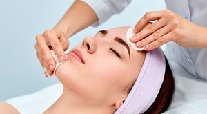 Riješite se problematične kože brzo i bezbolno uz tretman mehaničkog čišćenja lica, dubinsku hidrataciju i lifting masažu lica u Salonu TeSa u Splitu!