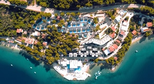 Romantičan odmor u dvoje u Park Villas by Morenia 4* na Makarskoj rivijeri – 2 / 3 / 4 ili 5 noćenja za 2 osobe u Deluxe kamping vilama sa privatnim grijanim bazenom…