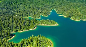 Istražite bisere Gorskog kotara sa Smart Travelom – jednodnevni izlet u Kanjon Kamačnik, spilju Lokvarku i Lokvarsko jezero s uključenim autobusnim prijevozom, sve za samo 20 eura po osobi…