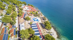 Idiličan odmor u krugu obitelji ili prijatelja u Kampu Amadria Park Trogir 4* u Seget Vranjici uz 2 / 3 / 5 noćenja u kompletno opremljenim mobilnim kućicama za do 6 osoba po super cijeni…