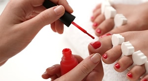 Neka vaše noge zablistaju u svim modnim kombinacijama! Njegovana i lijepa stopala uz pedikuru sa trajnim lakom i parafin u Salonu TeSa u Splitu…