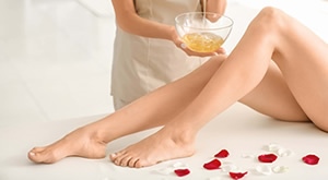 Savršeno glatke noge! Riješite se dlačica i koračajte bezbrižno! Depilacija cijelih nogu i bikini zone voskom ili šećernom pastom u salonu Bio+klinik u Zagrebu!