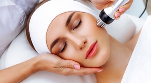 NOVO – pouzdan tretman za poticanje rada kože i proizvodnje kolagena s anti-age efektom – 3 tretmana radiofrekvencije lica, vrata i dekoltea u beauty salonu Pink Beauty u centru Zagreba!