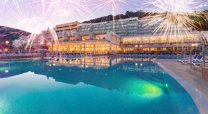 DOČEK 2024. u Rapcu uz 3 noćenja s polupansionom u Hotelu Mimosa Lido Palace 4* u Maslinica Resortu i Wellness   SPA, novogodišnju večeru i živu glazbu, a sve za 2 odrasle osobe!