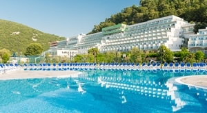 Proljetni odmor u Hotelu Hedera 4* u Maslinica Resortu 4* u Rapcu uz 3 dana i 2 noćenja s polupansionom za 2 odraslih i GRATIS 1. dijete do 6,99 g. te opuštanje u bazenu i Olive Garden Wellness   Spa!