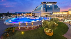 Proljetni odmor u ekskluzivnom Hotelu Olympia Sky 4* u Vodicama uz 2 noćenja na bazi polupansiona za 2 odraslih i 1 dijete do 13 g., opuštanje u unutarnjem grijanom bazenu, SPA   RELAX zoni…