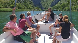NOVO – iskoristite slobodno vrijeme u prolazu ili na odmoru za jedinstveni izlet sa Dalmatia Travel, Omiš – obilazak kanjona rijeke Cetine brodicom u trajanju 2,5 sata za samo 9 eura/osobi!