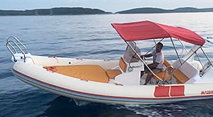 Otisnite se na pučinu uz Adinath rent a boat – iznajmite gliser na Hvaru za 6 ili 10 osoba do 8 sati! Počastite se jedinstvenim doživljajem plovidbe uz mogućnost najma skippera već od 210 eura!