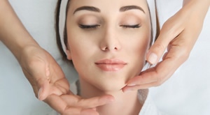 Počastite se vremenom samo za sebe u novootvorenom Skin Glow Beauty Salonu u Splitu, a vaše tijelo i duh bit će Vam zahvalno – bogati SPA DAY u 1 dolasku za samo 57 eura/osobi!