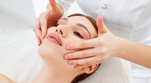 Prepustite se čarobnim rukama i osigurajte PRIRODNI LIFTING LICA u Beauty salonu Patrizia u Zagrebu uz 4 masaže lica od 25 min! Mekša i elastičnija koža bez igala i skalpela!