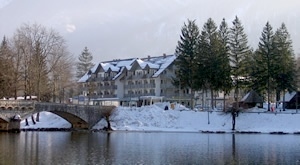 DODATNIH 10% POPUSTA – Bajkoviti odmor u Bohinju uz 3 dana i 2 noćenja s doručkom u Hotelu Jezero 4*, uživanje u bazenu, slatko iznenađenje, koktel dobrodošlice, a sve za 2 osobe…