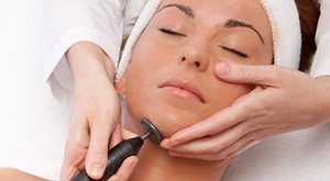 NOVO – Ne-kirurški facelift lica bez injekcije i noža uz INDIBA EDNA tretmane lica koji istovremeno zatežu kožu, ublažavaju bore te potiču proizvodnju kolagena, u Ordinaciji Derma Boost u Zagrebu!