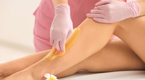 [NOVO] Zaboravite na dlačice uz depilaciju šećernom pastom u Glow Differently studiu! Savršeno glatke noge i bikini zona za samo 25 €!