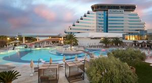 [PRAZNIK RADA]  Uživanje u ekskluzivnom Hotelu Olympia Sky 4* u Vodicama uz 2 noćenja na bazi polupansiona za 2 odraslih i 2 djece, wellness, tradicionalna večera i doručak te animacijski program!