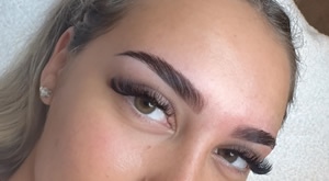 Savršene obrve bez šminke! Priušti si ekstenzija obrva u Niso Beautique za samo 40 € – gusti, puni i prirodni look koji traje!