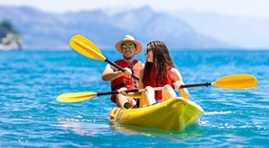 SPLIT – luda zabava uz sea kayaking! Provedite uzbudljivo jutro uz Go Adventure i svakodnevne polaske na sea kayaking avanturu uz osiguranu opremu i pomoć vodiča, sve za samo 40 eura po osobi!