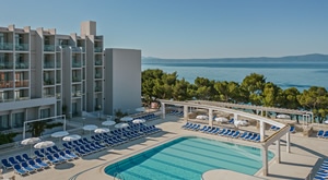 [ŠPICA SEZONE] Ljetovanje za cijelu obitelj u Tučepima na Makarskoj rivijeri u Bluesun hotelu Alga 4* uz 5 ili 7 noćenja na bazi PUNOG PANSIONA za 2 odraslih i 2 djece uz bazene, animacije i glazbu!